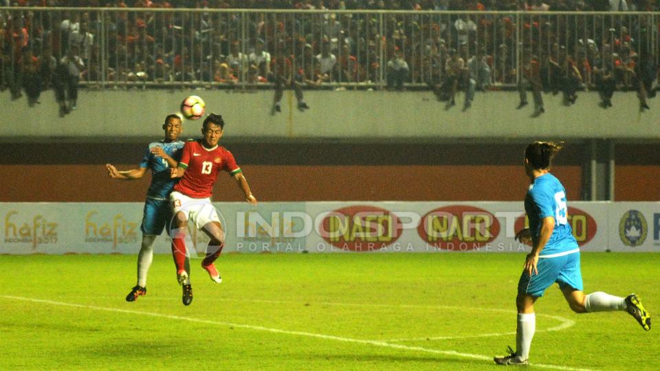 Gelandang sayap Timnas Indonesia, Febri Hariyadi (tengah) berusaha menyundul bola.