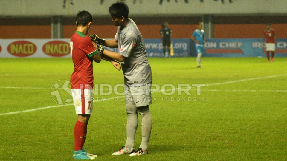 Kiper Timnas Indonesia, Kurnia Meiga Hermansyah (kanan) memakaikan ban kapten ke lengan Irfan Bachdim.