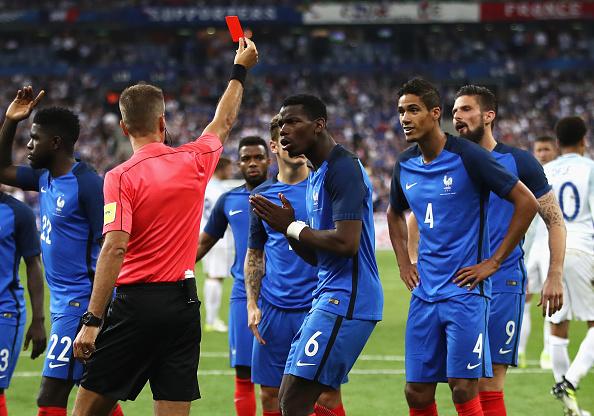 Pemain Timnas Prancis, Raphael Varane mendapatkan kartu merah. Copyright: Julian Finney/Getty Images