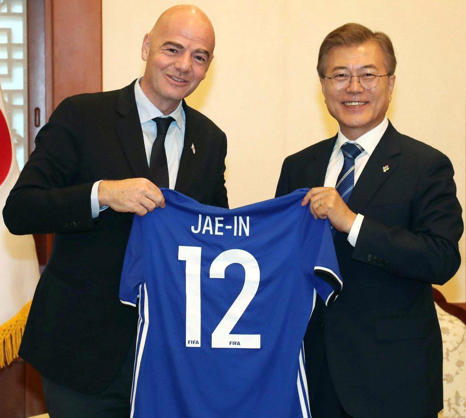 Presiden FIFA (kiri), Gianni Infantino bersama dengan Presiden Korea Selatan (kanan), Moon Jae-in Copyright: EPA/Thesun.co.uk