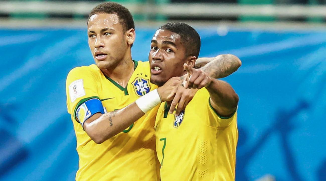 Douglas Costa dan Neymar ketika membela Timnas Brasil. Copyright: Si.com