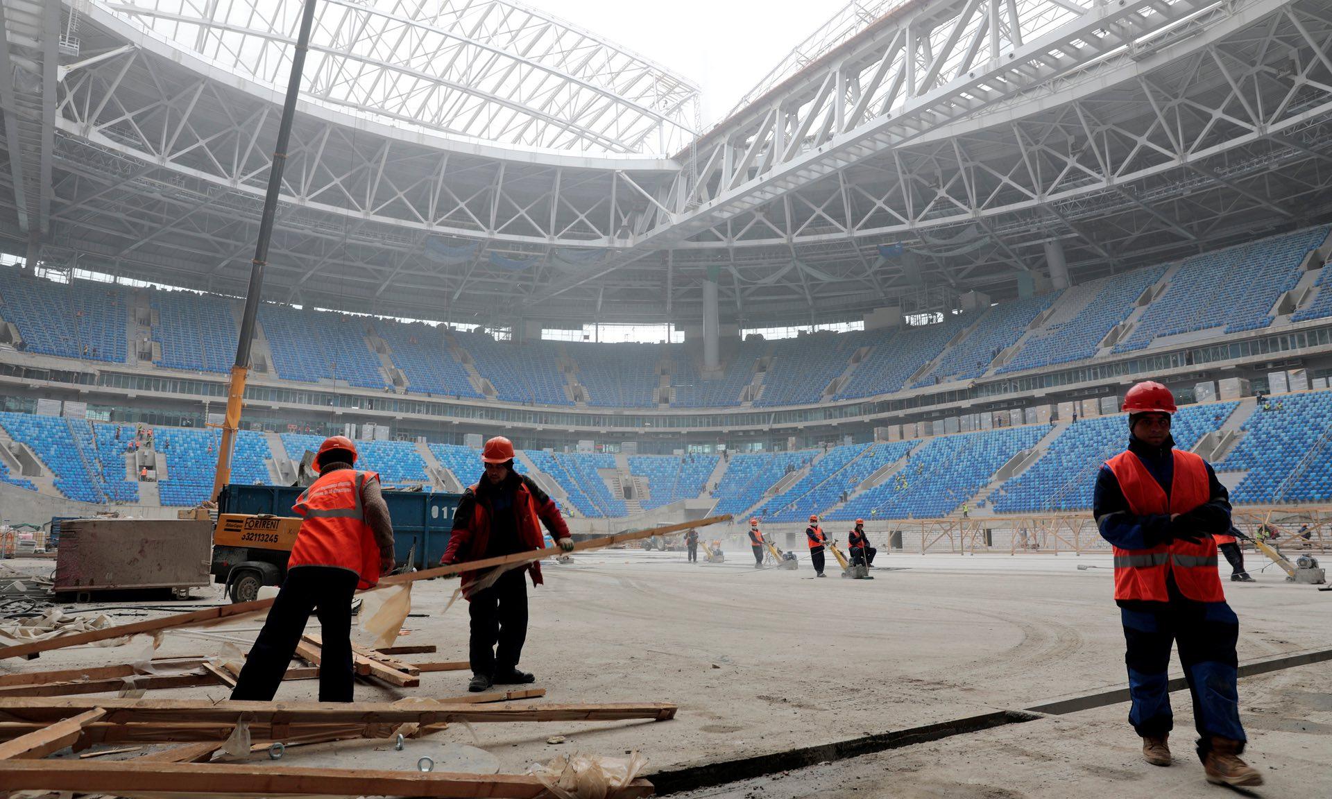 Para buruh ketika melakukan pembangunan Stadion Zenit untuk Piala Dunia 2018 Rusia. Copyright: Internet/Theguardian.com