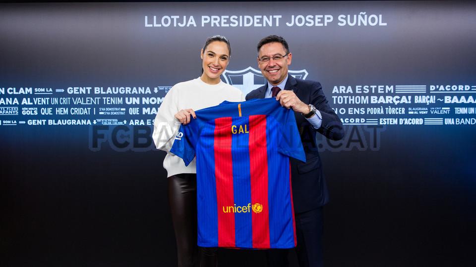 Gal Gadot saat menyambangi Camp Nou, markas Barcelona, bersama dengan Josep Maria Bartomeu.