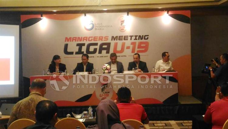 Situasi manager meeting Liga U-19 2017. Copyright: Zainal/INDOSPORT