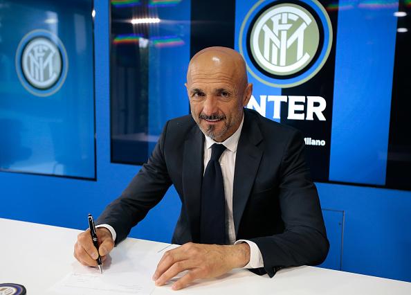 Luciano Spalletti saat menandatangani kontrak bersama Inter Milan. Copyright: INDOSPORT