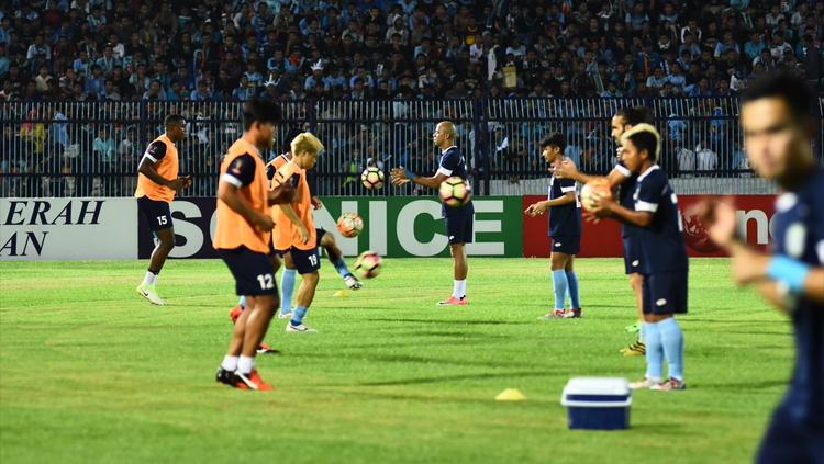 Suasana latihan Persela jelang laga melawan Persipura Jayapura. Copyright: Twitter/Persipura