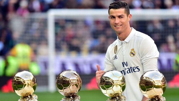 Cristiano Ronaldo bersama empat trofi penghargaan pemain terbaik dunia. Copyright: ESPN