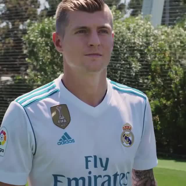 Toni Kroos dalam perkenalan jersey Real Madrid. Copyright: @realmadrid/Instagram