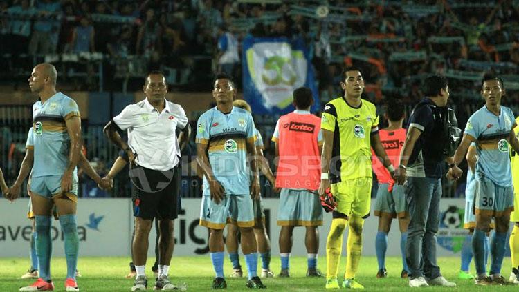 Choirul Huda dkk melemparkan tatapan kosong atas kekalahan kedua di kandang sendiri. Copyright: Ian Setiawan/INDOSPORT