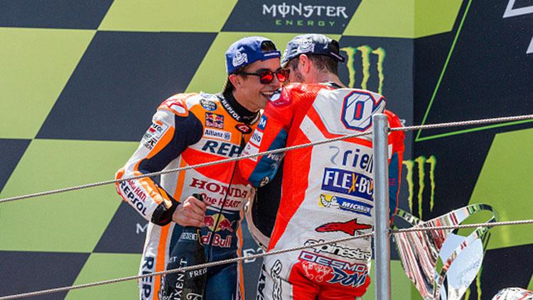 Marc Marquez (kiri), dan Andrea Dovizioso. Copyright: INDOSPORT