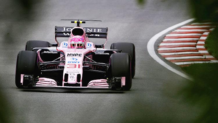 Esteban Ocon saat dalam lintasan balap.