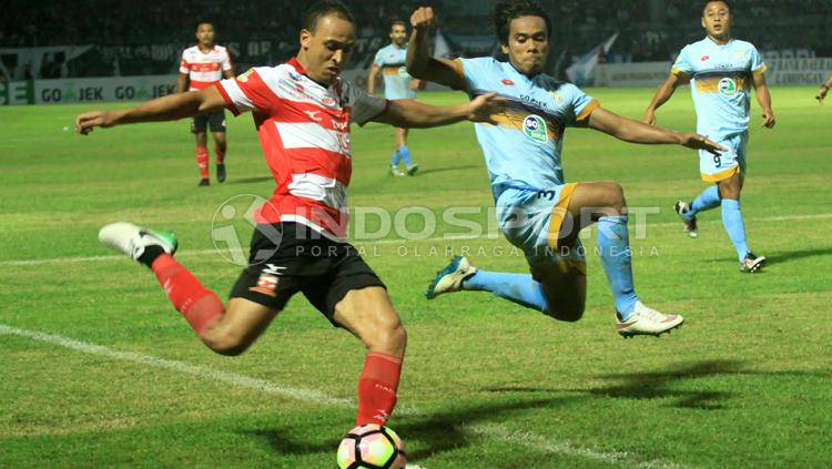 Striker Madura United, Peter Odemwingie. Copyright: Ian/INDOSPORT