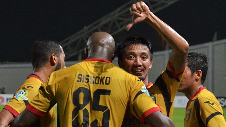 Mohammed Sissoko cetak gol ke gawang Persegres Gresik United. Copyright: istimewa/Liga Indonesia