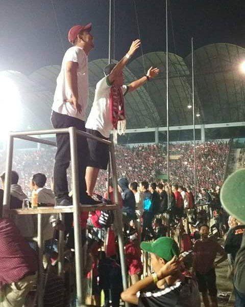 Dirigen Brigata Curva Sud dan Pasoepati pimpin suporter di Stadion Maguwoharjo Copyright: Twitter