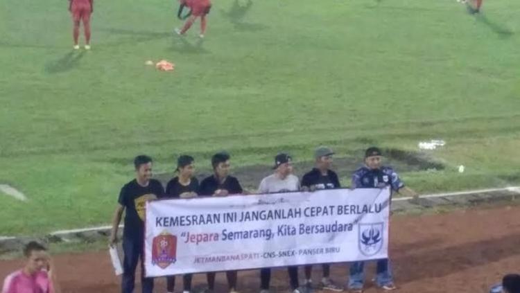 Banaspati dan Panser Biru pertontonkan aksi damai di Stadion Jatidiri. Copyright: Twitter