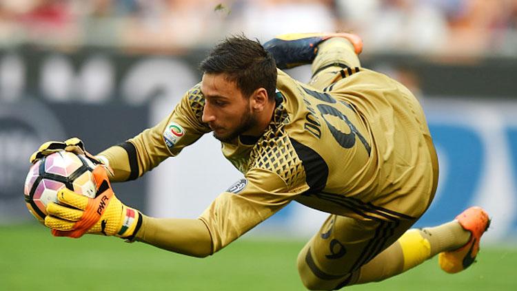 Aksi penyelamatan Gianluigi Donnarumma. Copyright: INDOSPORT