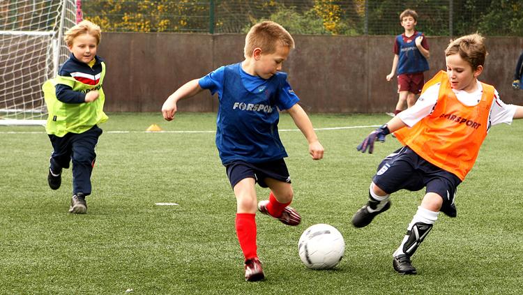 Sepakbola anak-anak. Copyright: runcornfchalton.co.uk