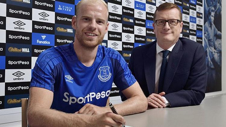 Davy Klaassen saat tanda tangan kontrak dengan Everton. Copyright: Dailymail.