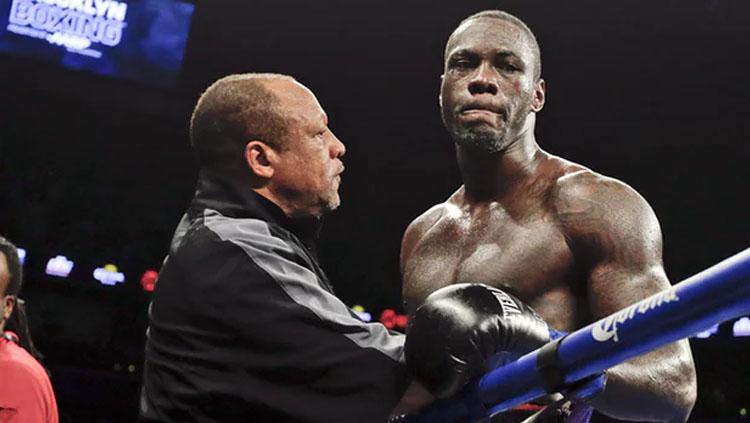 Ekspresi Deontay Wilder dipinggir ring.