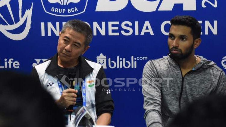 Pelatih bulutangkis asal Indonesia, Mulyo Handoyo saat mendampingi pemain tunggal putra India, Prannoy HS. - INDOSPORT