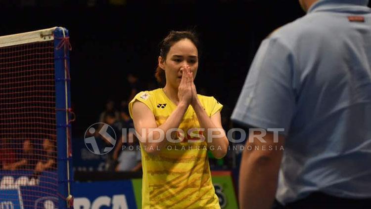 Salam Nitchaon Jindapol usai pertandingan. Copyright: Herry Ibrahim/Indosport.com