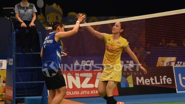 Nitchaon Jindapol bersalaman setelah pertandingan. Copyright: Herry Ibrahim/Indosport.com