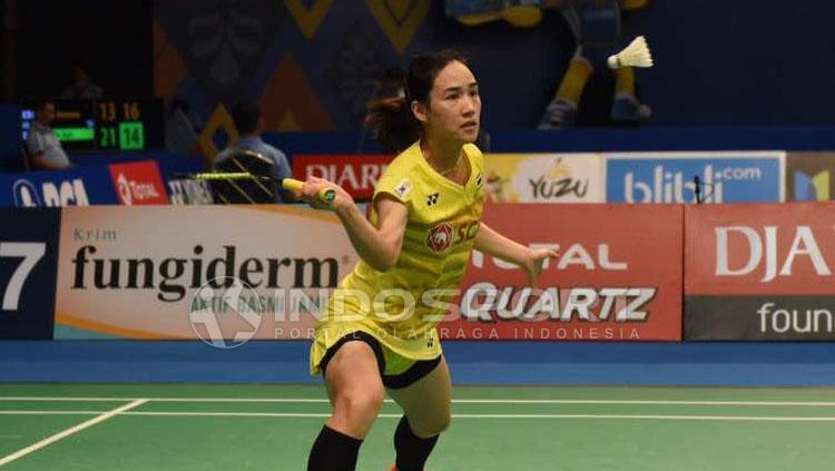 Nitchaon Jindapol berusaha mengembalikan shutlecock. Copyright: Herry Ibrahim/Indosport.com