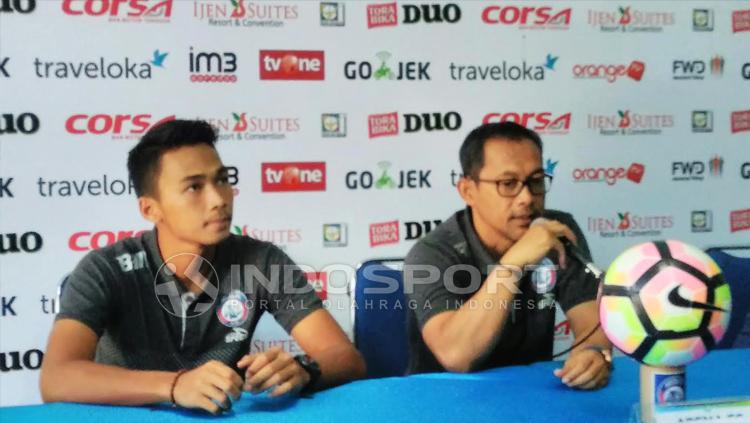 Aji Santoso memberikan pernyataan di konferensi pers. Copyright: Ian Setiawan/INDOSPORT