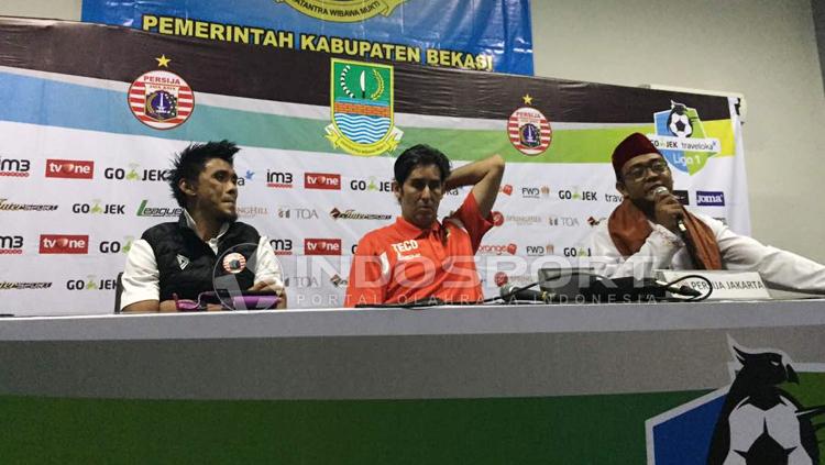 Teco (tengah) ditemani bek andalannya, Maman Abdurrahman (kiri) di konferensi pers. Copyright: Muhammad Adiyaksa/INDOSPORT