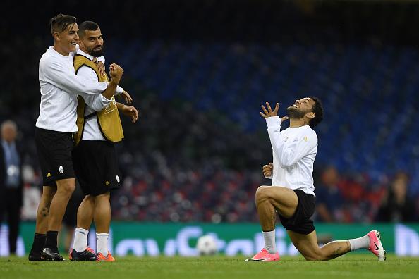 Dani Alves (kanan) saat latihan bersama Juventus. Copyright: 