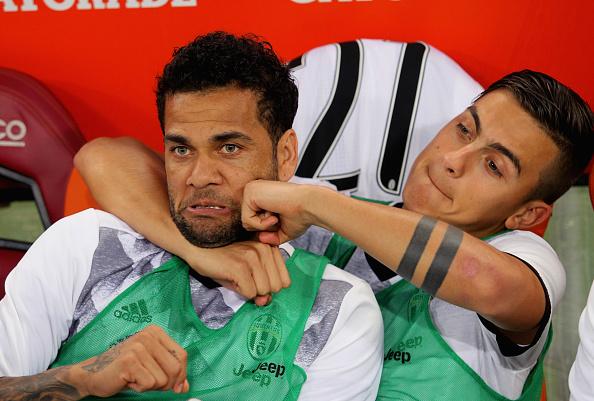 Dani Alves (kiri) saat bercanda dengan rekan setimnya, Paulo Dybala. Copyright: 