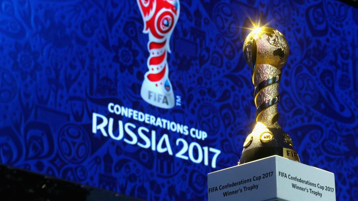 Piala Konfederasi yang dipamerkan di Rusia, tuan rumah event tahunan ini. - INDOSPORT