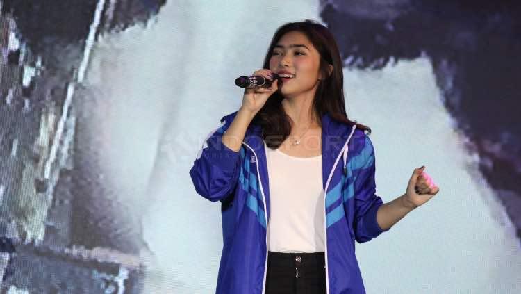 Penyanyi Indonesia, Isyana Sarasvati, menunjukkan kehebatannya dalam bela diri jelang menghadapi aktor ternama Tanah Air, Joe Taslim.