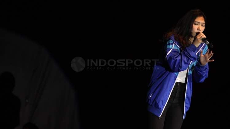 Isyana Sarasvati ketika menghibur penonton Indonesia Open 2017.