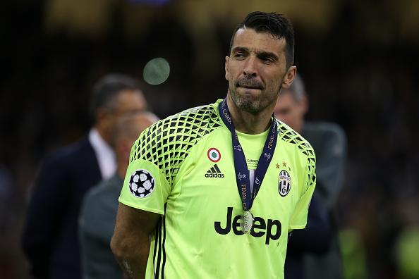 Ekspresi kecewa kiper Juventus, Gianluigi Buffon saat timnya gagal menjuarai Liga Champions 2016/17. Copyright: INDOSPORT