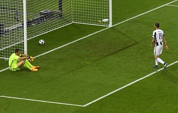 Ekspresi kecewa kiper Juventus, Gianluigi Buffon saat gawangnya kebobolan dari Real Madrid dalam final Liga Champions 2016/17. Copyright: INDOSPORT