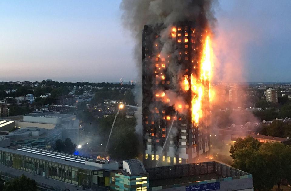 Kebakaran terjadi di Grenfell Tower, Inggris. Copyright: Thesun.co.uk.