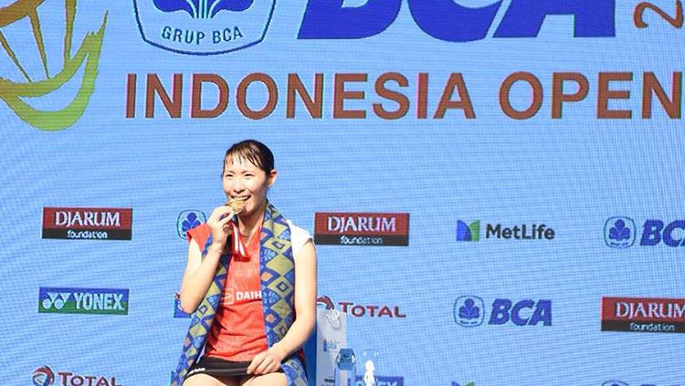 Sayaka Sato merebut gelar juara nomor tunggal putri Indonesia Open 2017. - INDOSPORT