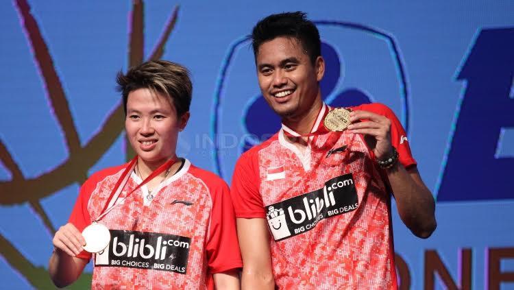 Tontowi Ahmad/Liliyana Natsir memamerkan medali juara Indonesia Open 2017.