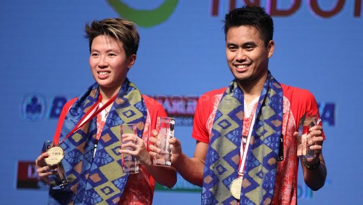 Tontowi Ahmad/Liliyana Natsir memamerkan medali juara Indonesia Open 2017.