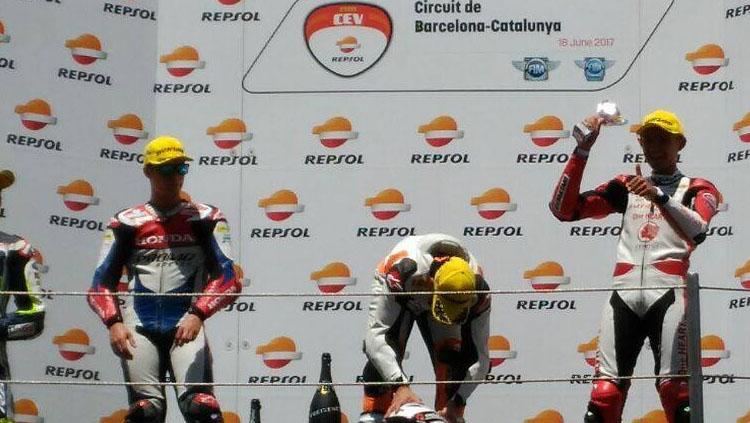 Pembalap Indonesia, Dimas Ekky naik podium di CEV Moto2. Copyright: Facebook/Astra Honda Racing Team