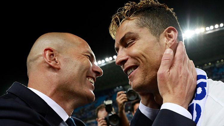 Zinedine Zidane bersama Cristiano Ronaldo. Copyright: Getty Images