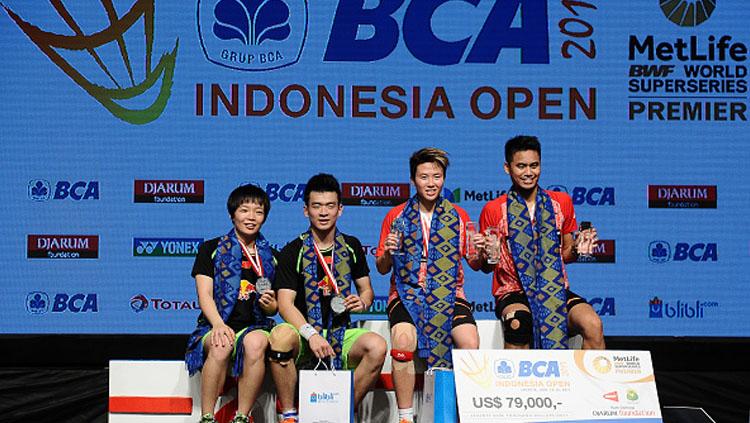 Tontowi Ahmad/Liliyana Natsir bersama pasangan China, Zheng Siwei/Chen Qingchen di podium Indonesia Open 2017.