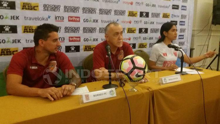 Konferensi pers pelatih Borneo FC, Dragan Djukanovic, jelang hadapi PSM Makassar. Copyright: Muhammad Nur Basri/INDOSPORT