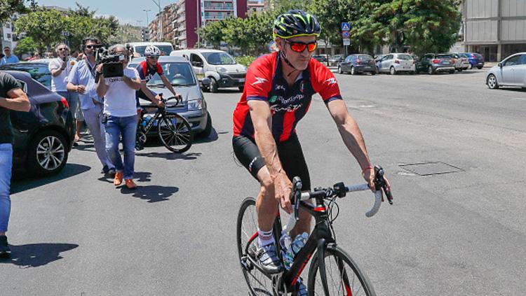Pelatih Crotone FC, Davide Nicola saat ikut dalam kejuaraan sepeda. Copyright: INDOSPORT