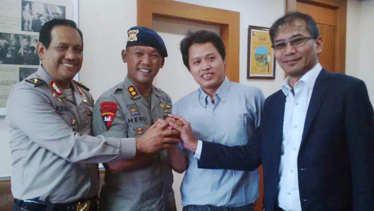 wartawan LKBN ANTARA, Ricky Prayoya (kedua dari kanan) berjabat tangan dengan Wakil Komandan Satuan (Wadansat) Brimob Polda Metro Jaya, AKBP Heru Novianto. - INDOSPORT