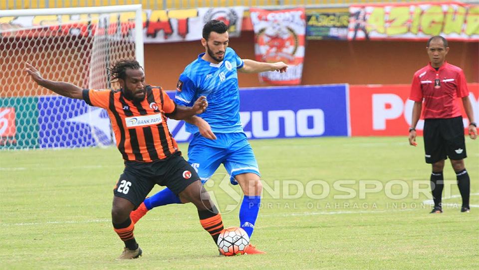 Oki Dwi Putra saat memimpin laga Perseru Serui vs PSCS Cilacap di Piala Presiden. Copyright: Ian Setiawan/Indosport.com