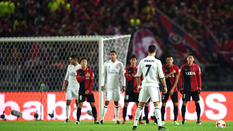 Cristiano Ronaldo ketika sedang melakukan tendangan bebas. Copyright: Getty Images