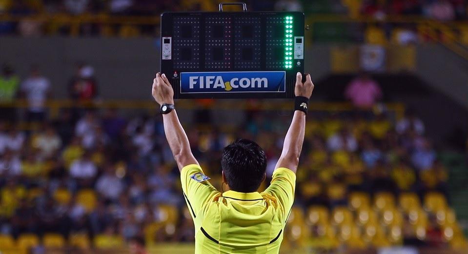 Wasit memberikan tambahan waktu 1 menit. Copyright: FIFA.com