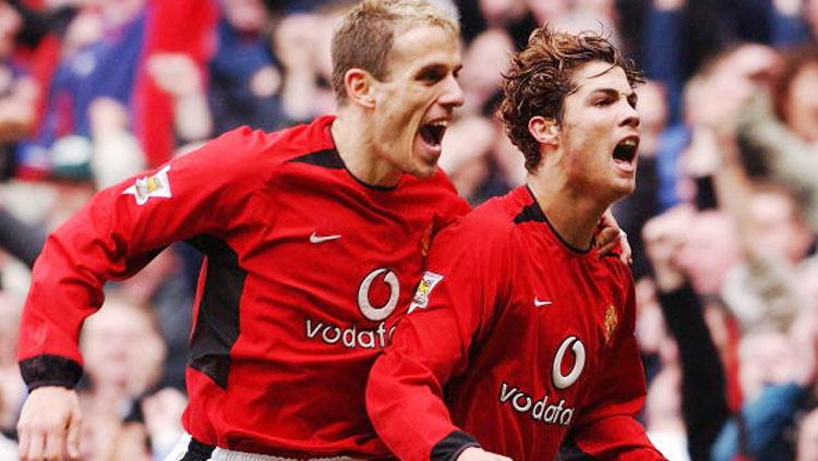 Phil Neville dan Cristiano Ronaldo saat melakukan selebrasi di Manchester United. Copyright: INDOSPORT